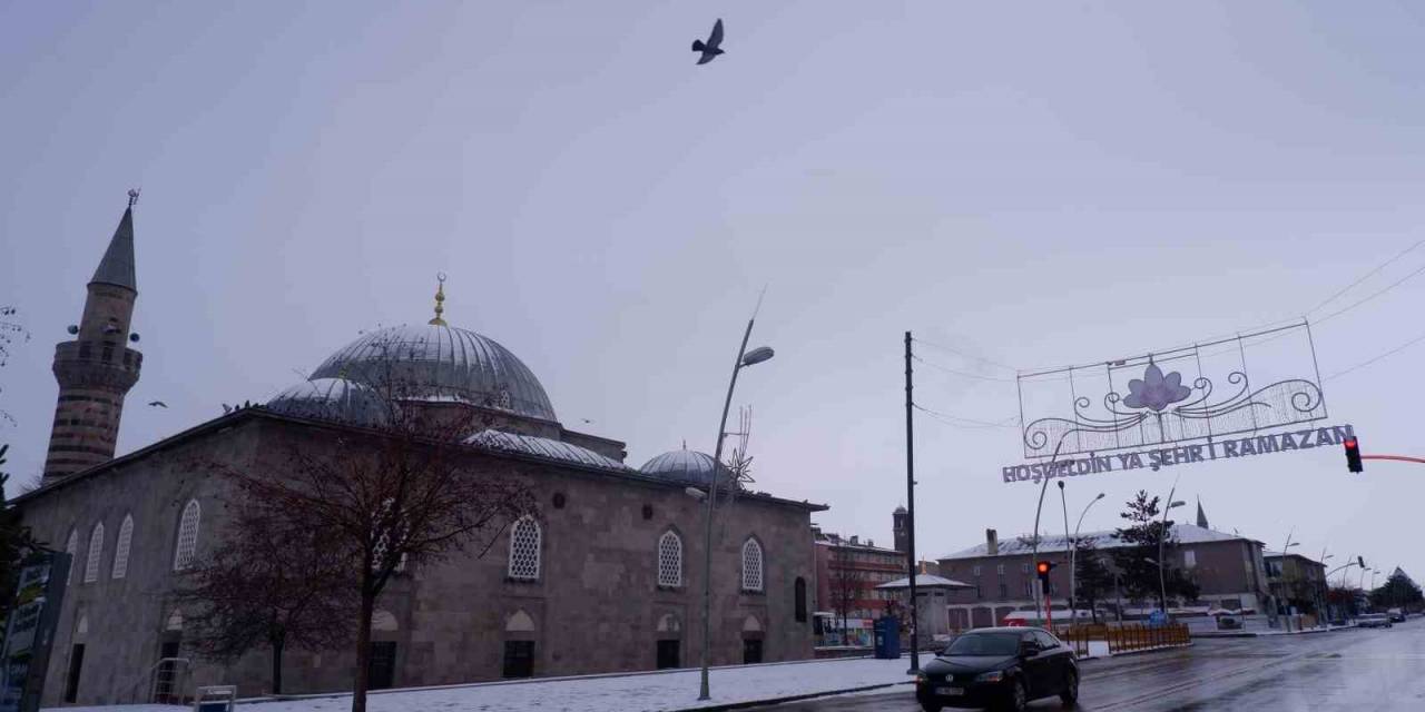 Erzurum’da Sokaklara “Hoş Geldin Ya Şehri Ramazan” Tabelaları Asıldı