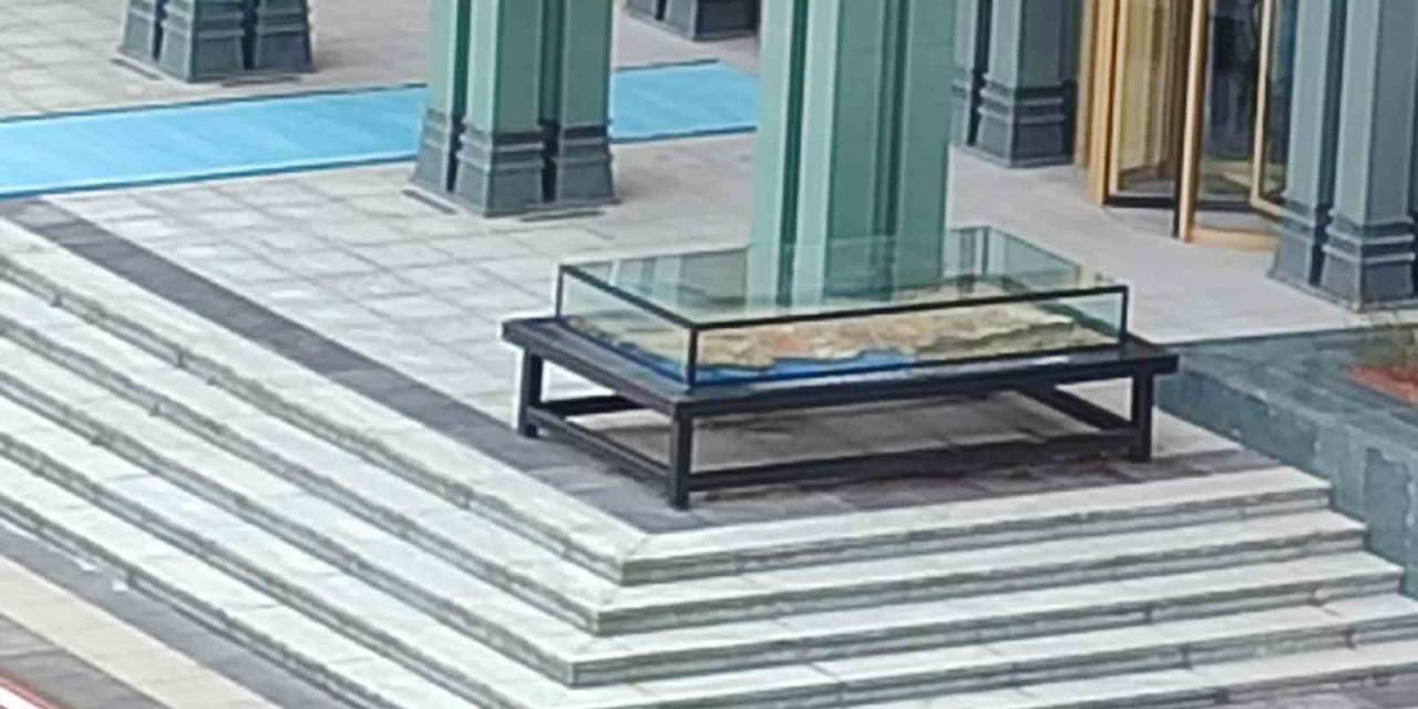 Külliye’ye Vinçle Getirilen 3 Ton Ağırlığındaki Eser, Cumhurbaşkanı Erdoğan’a Hediye Edildi