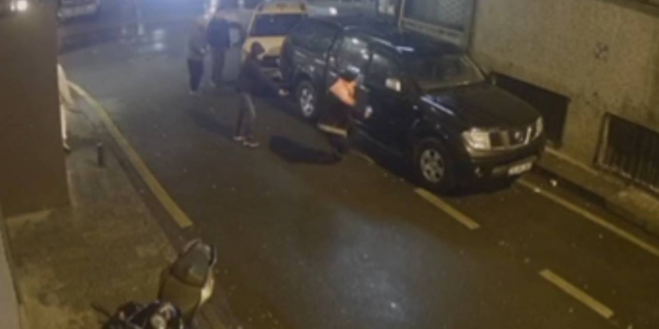 İstanbul’da Sokak Ortasında Silahlı Saldırı Kamerada: Yürüyüşünü Beğenmediği İçin Bacaklarından Vurdu