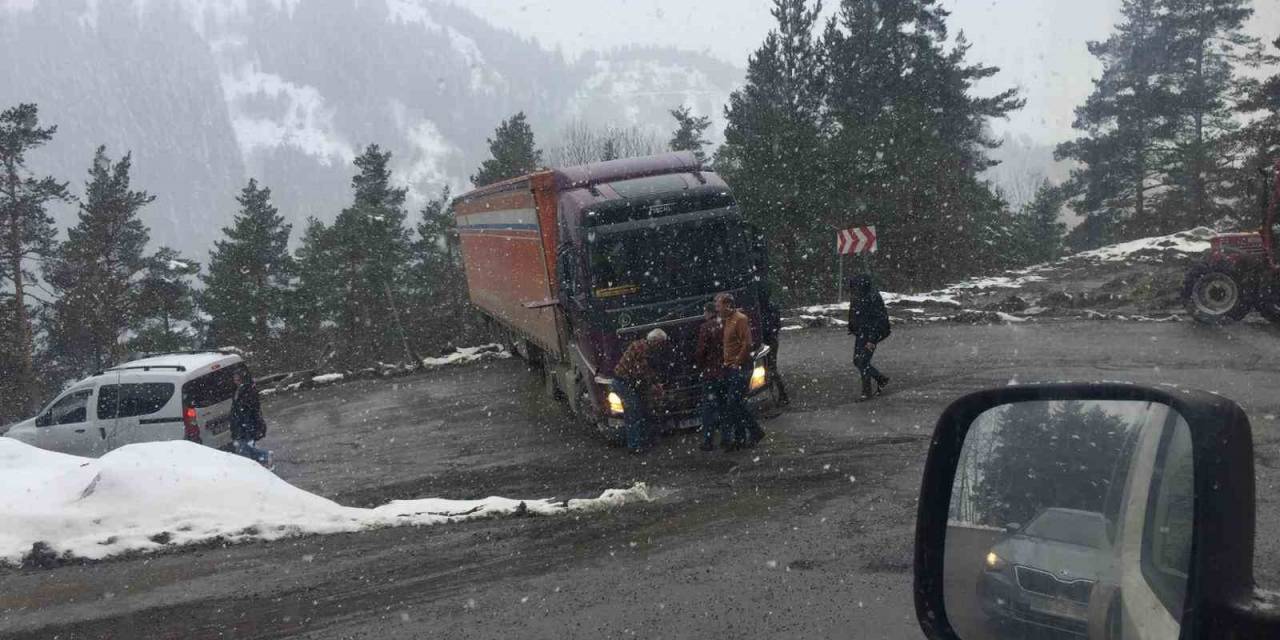 Tır Virajı Alamadı, Yol Ulaşıma Kapandı
