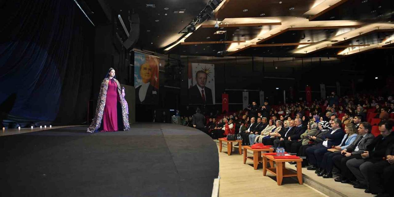 ’kahraman Türk Kadınları Defilesi Yapıldı