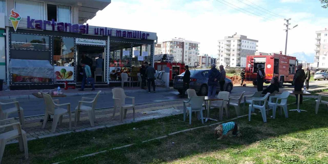 Antalya’da Bina Altındaki Pastanenin Deposu Alev Alev Yandı