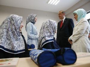 Erdoğan, İmam Hatip Öğrencilerini Sınıflarında Ziyaret Etti