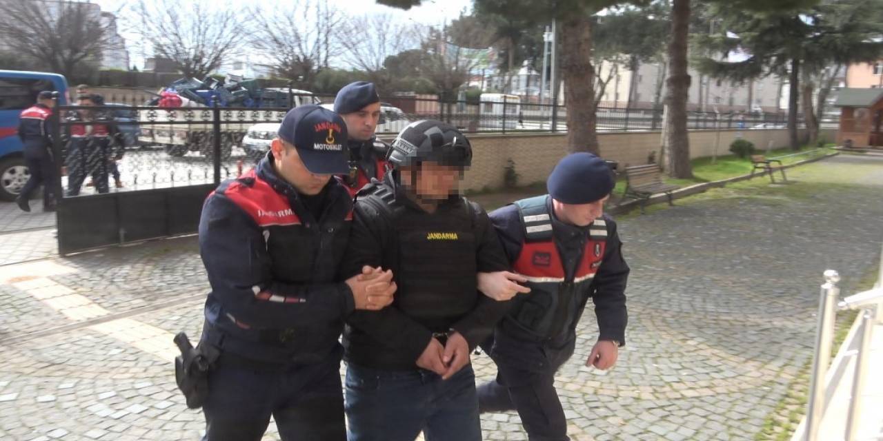 Akrabasını Vuran Zanlı Jandarmaya Teslim Olduğu Anları Canlı Yayında Paylaştı