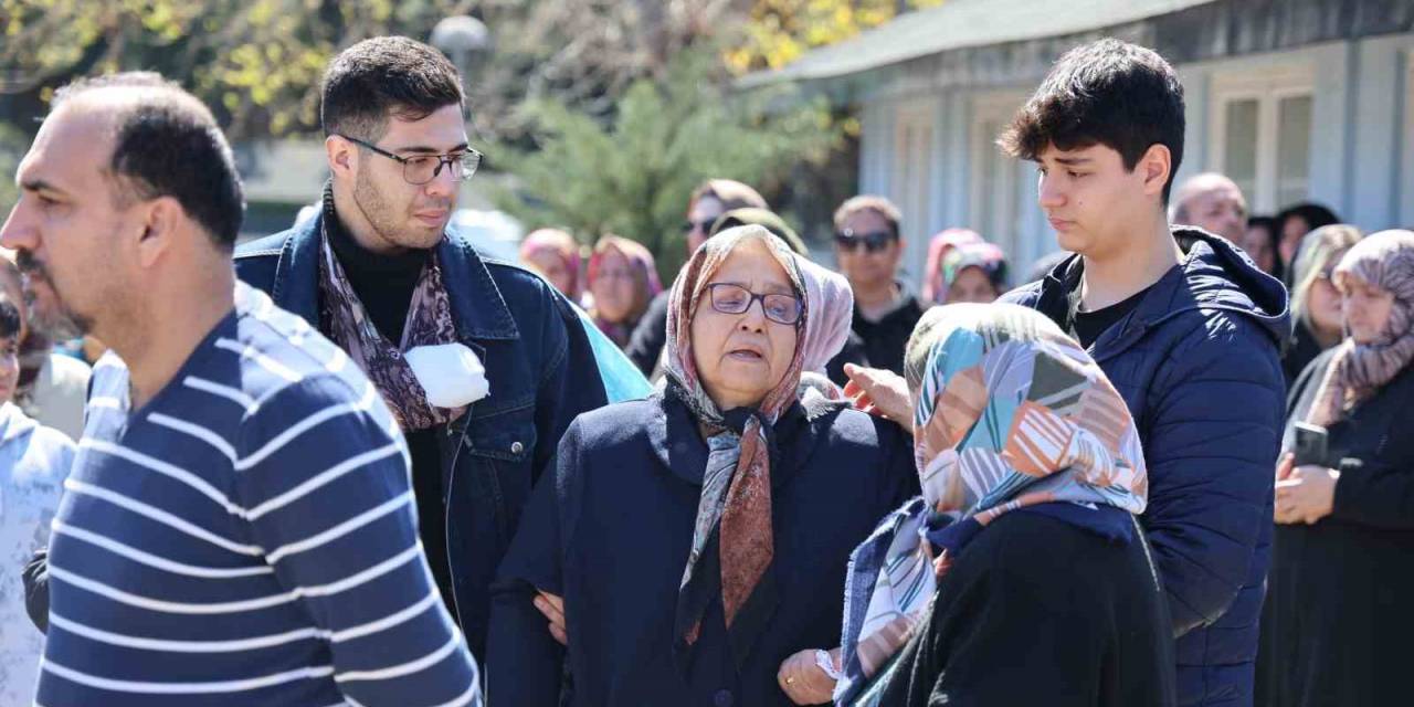 Eski Eşinin Öldürdüğü Kadın Doktor Gözyaşları İçinde Toprağa Verildi