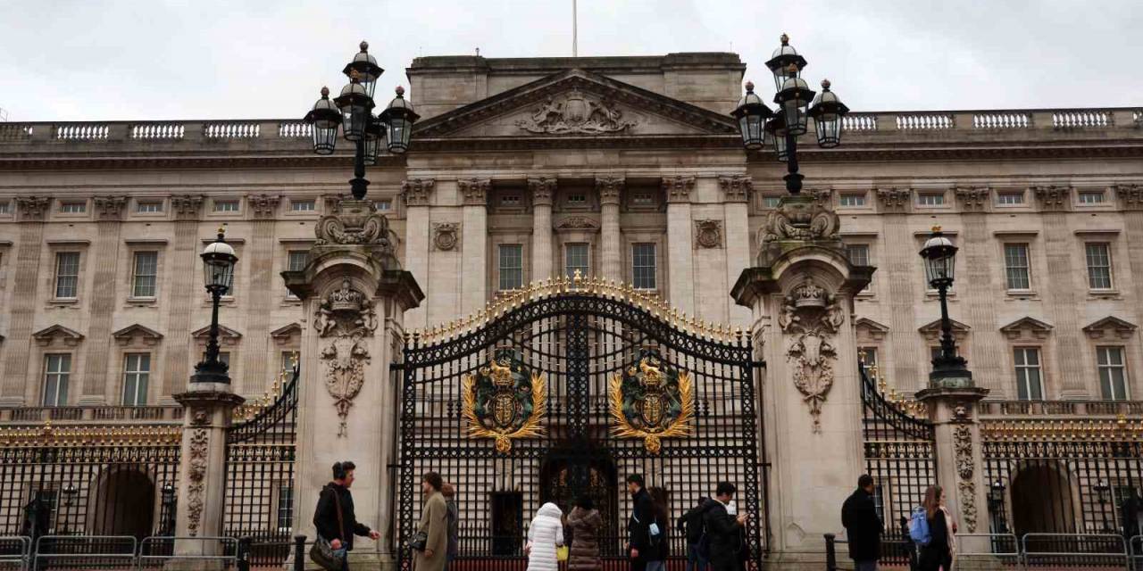 Buckingham Sarayı’nın Kapısına Araçla Çarpan Şahıs Gözaltına Alındı