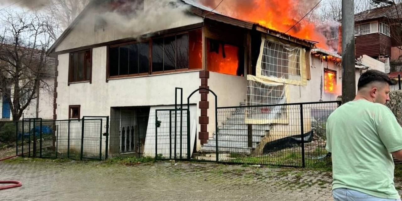 Bolu’da 2 Katlı Ahşap Ev Alev Alev Yandı