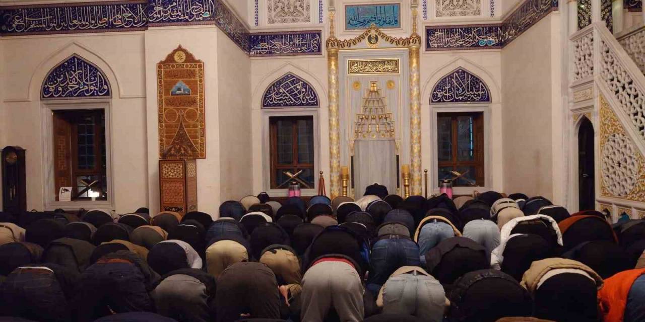 Tokyo’da Ramazan Ayının İlk Teravih Namazı Kılındı