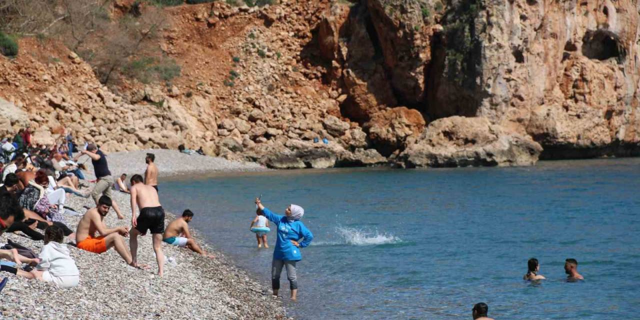 Antalya’da Ramazan Ayı Öncesi Konyaaltı Sahili Doldu Taştı