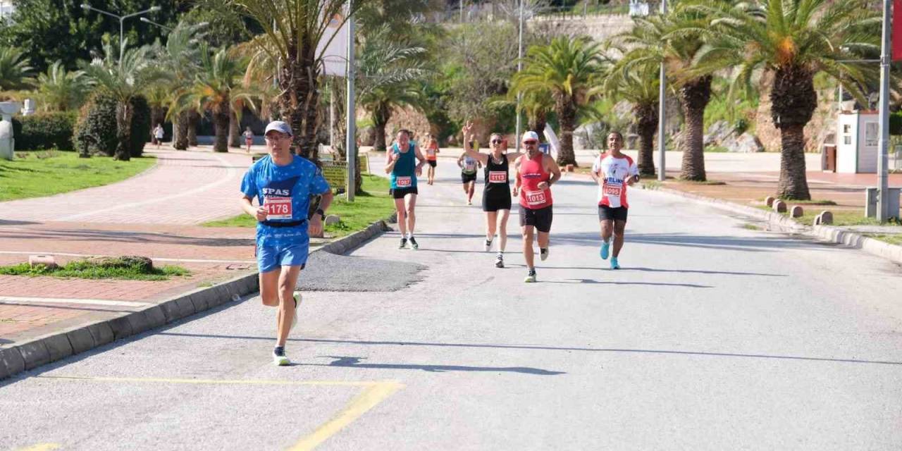 Alanya’da Atatürk Halk Koşusu Ve Yarı Maratonu Tamamlandı