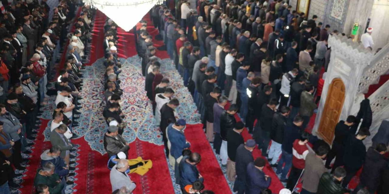 Peygamberler Şehri Şanlıurfa’da İlk Teravih Namazı Kılındı