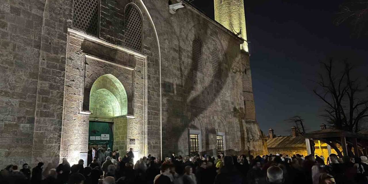 Bursa’da İlk Teravi Namazı Kılındı, Tarihi Camiye Binlerce Kişi Akın Etti