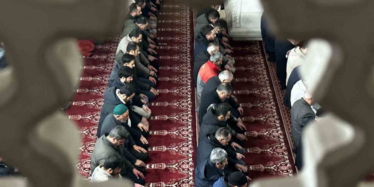 Yüksekova’da İlk Teravih Namazı Kılındı