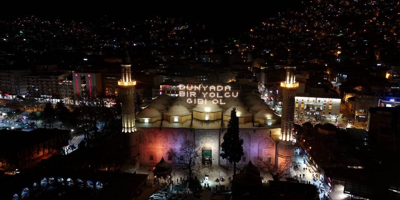 Bursa’daki Tarihi Ulu Camii’ne “Dünyada Bir Yolcu Gibi Ol” Mahyası Asıldı