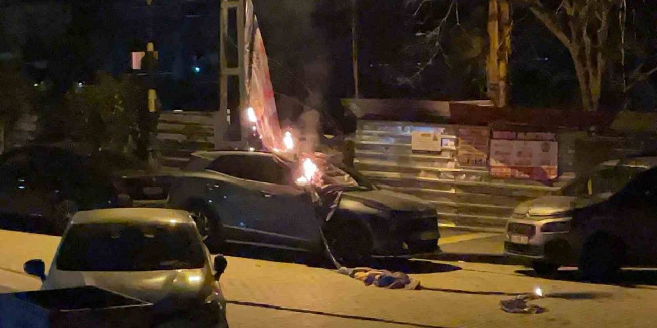 Maltepe’de Seçim Bayrağı Asılan Elektrik Kablosu Düştü, Lüks Araç Yandı