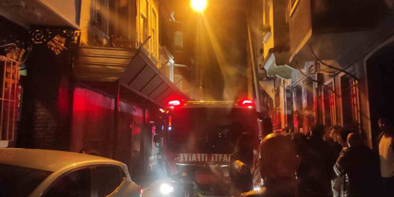 Beyoğlu’nda 4 Katlı Bina Alev Alev Yandı