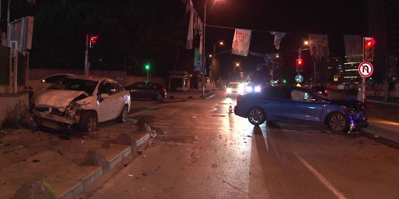 Kartal’da İki Otomobil Kafa Kafaya Çarpıştı