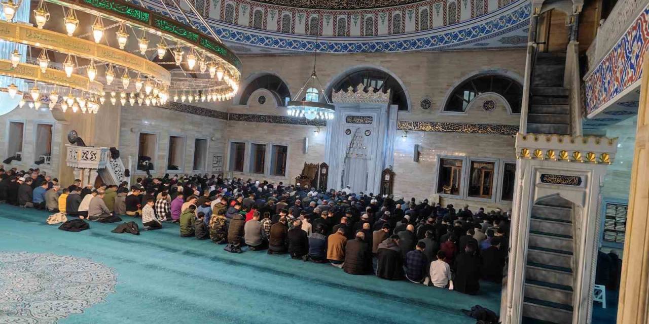 Tatvan’da İlk Teravih Namazı Kılındı