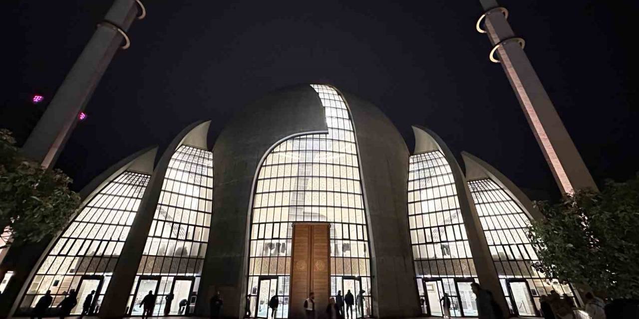 Almanya’nın Köln Kentinde İlk Teravih Namazı Kılındı