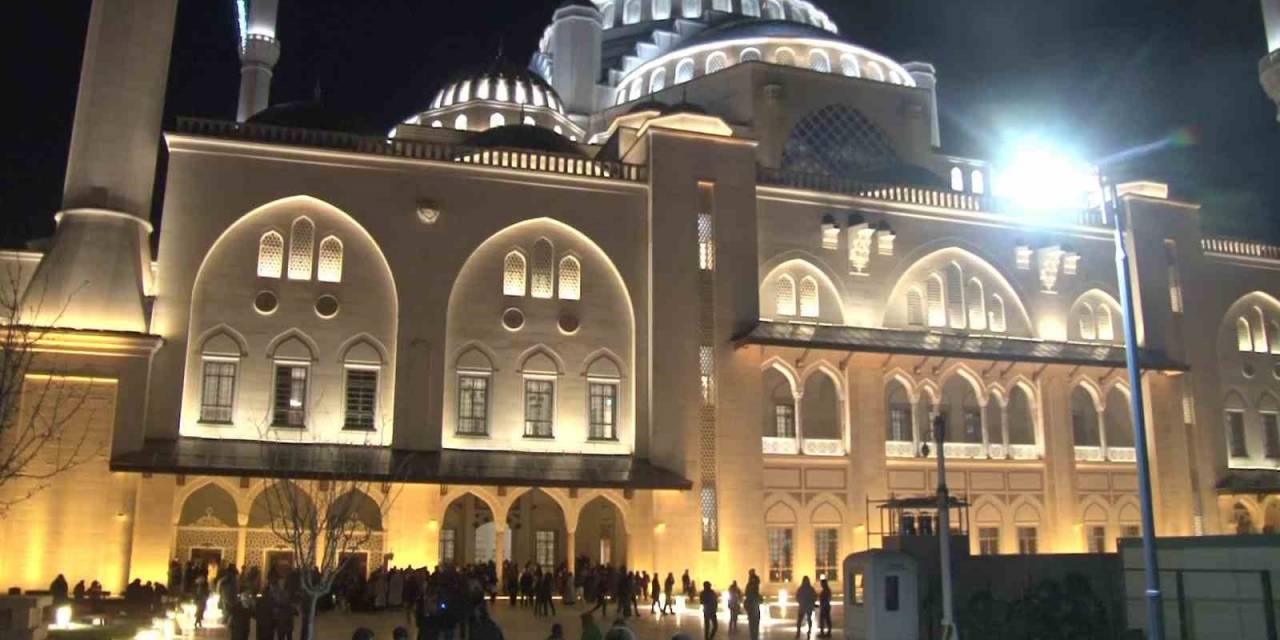 Ramazan Ayının İlk Teravih Namazı Büyük Çamlıca Camii’nde Kılındı