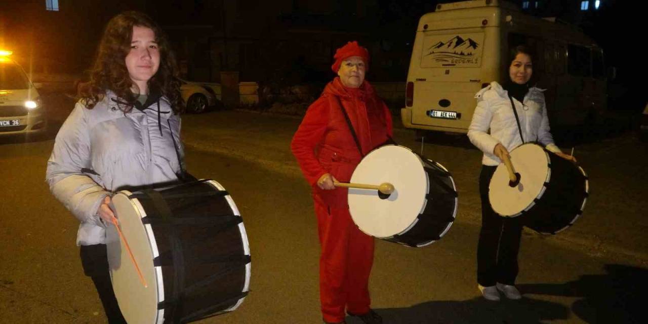 Kadın Davulcular, İlk Sahura Vatandaşları Manilerle Uyandırdı