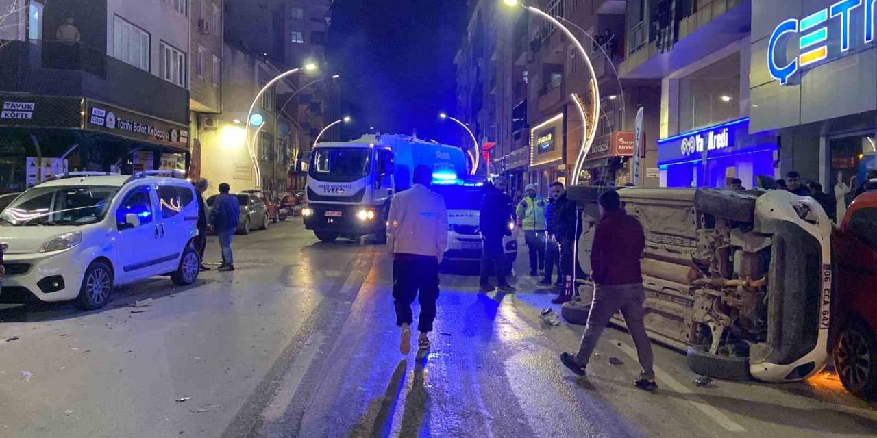 Duraklayan Araca Çarpıp Devrildi: O Anlar Kamerada