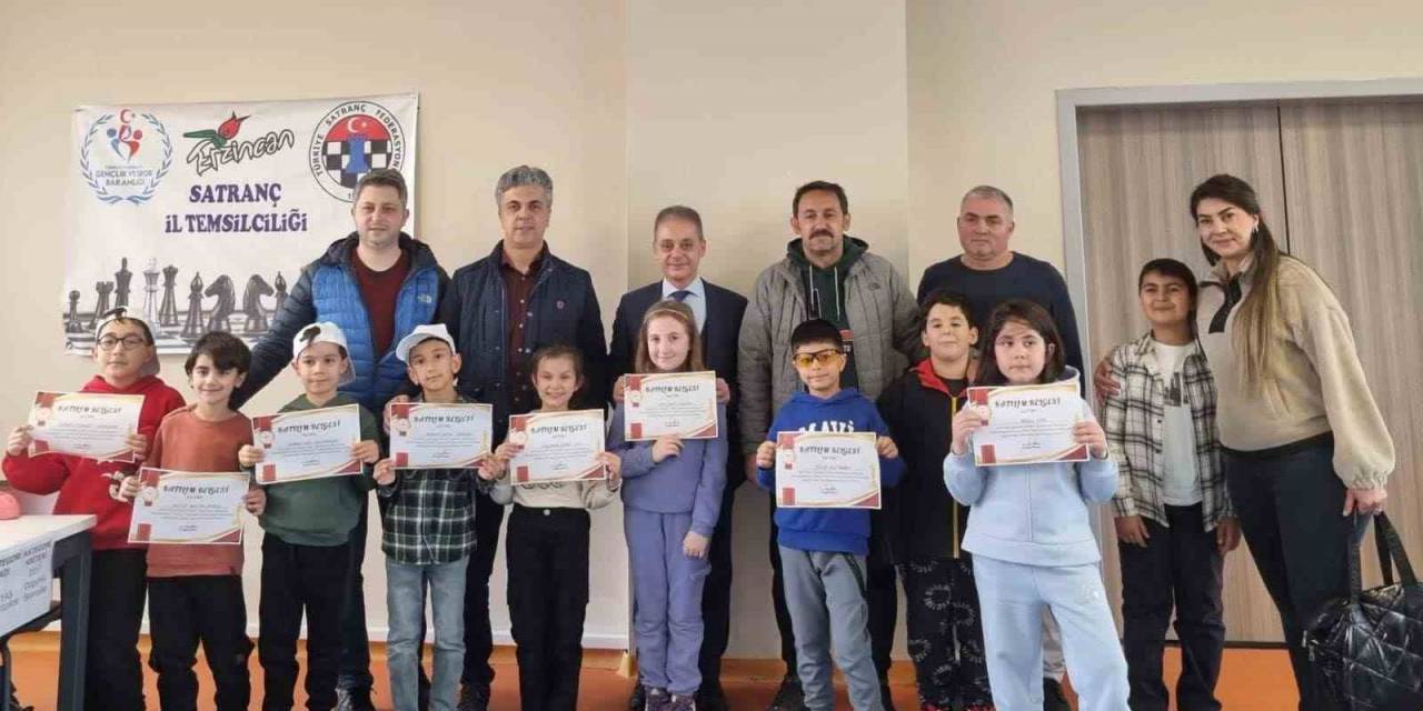 Satranç Turnuvasında Dereceye Girenler Ödüllendirildi