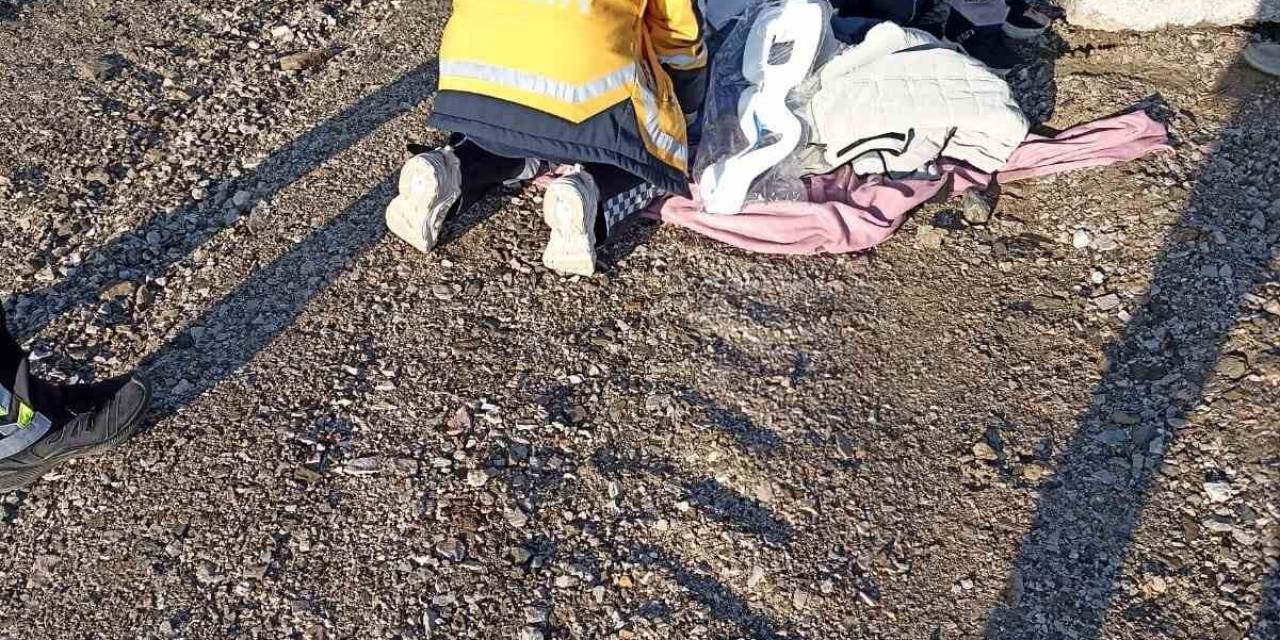 Kontrolden Çıkan Otomobil Altyapı İçin Açılan Çukura Yuvarlandı: 2 Yaralı