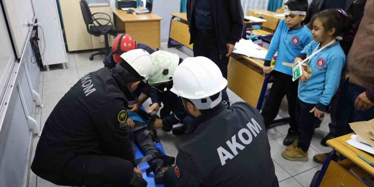 Okulda Gerçeği Aratmayan Deprem Tatbikatı