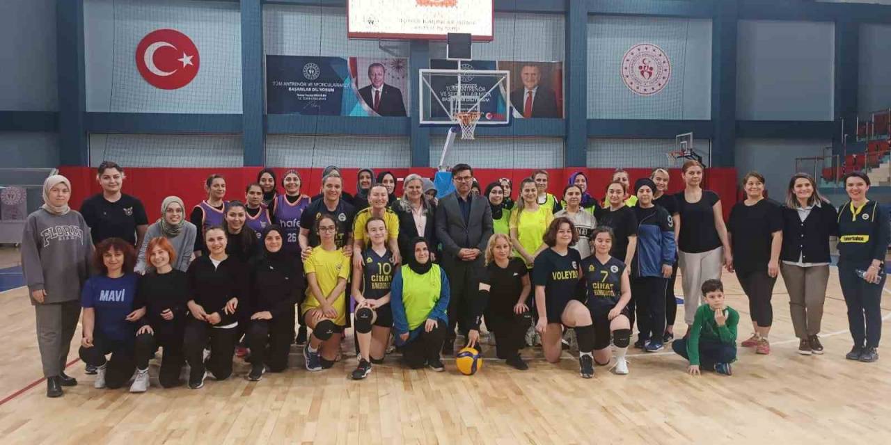 Kadınlar Voleybolda Kozlarını Paylaştı