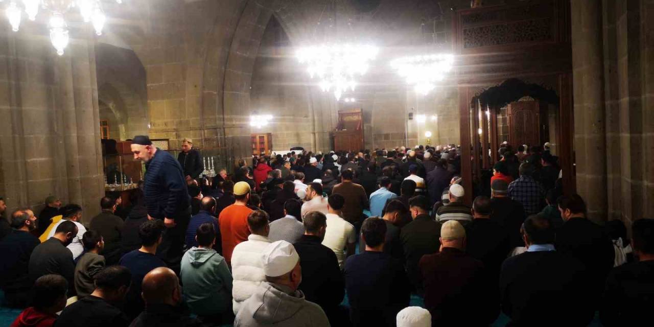 Erzurum’da Camiler İlk Teravihte Doldu Taştı