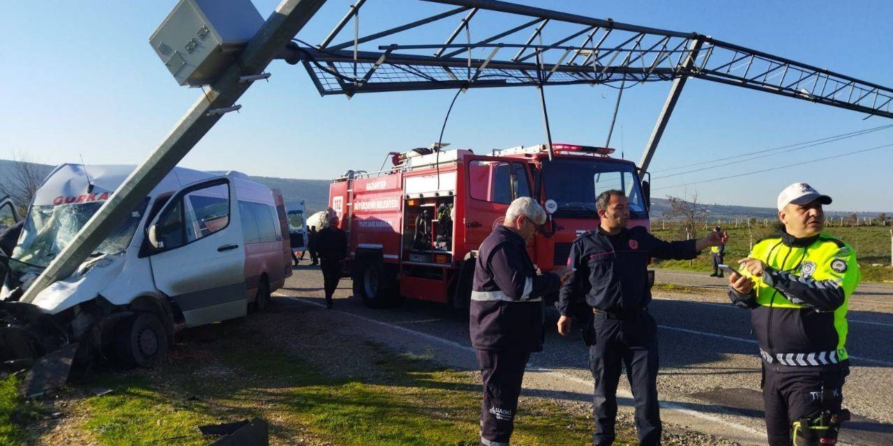 Kontrolden Çıkan İşçi Servisi Direğe Çarptı: 16 Yaralı