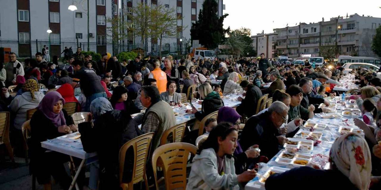 Kuşadası Belediyesi’nden Ramazan Ayında 15 Bin Kişilik İftar Yemeği