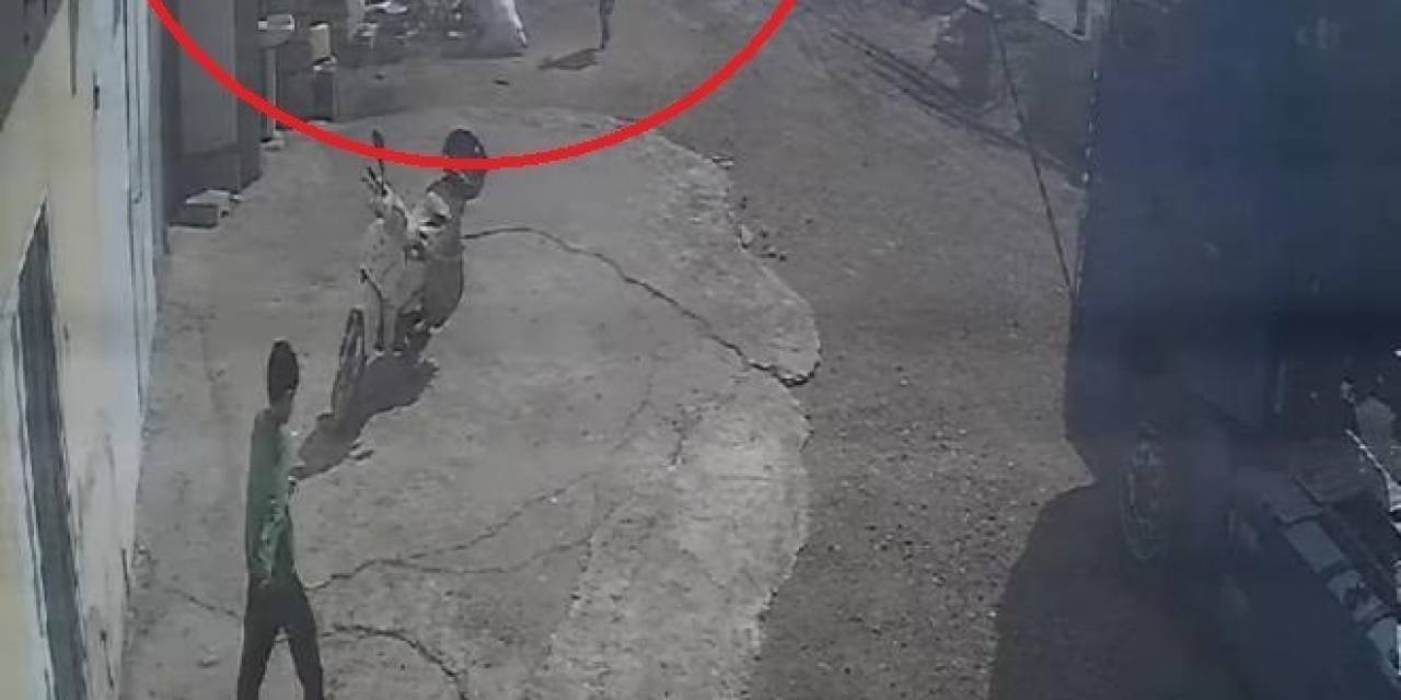 Mardin’de Yolcu Otobüsünün Evin Bahçe Duvarına Çarptığı Anlar Güvenlik Kamerasına Yansıdı