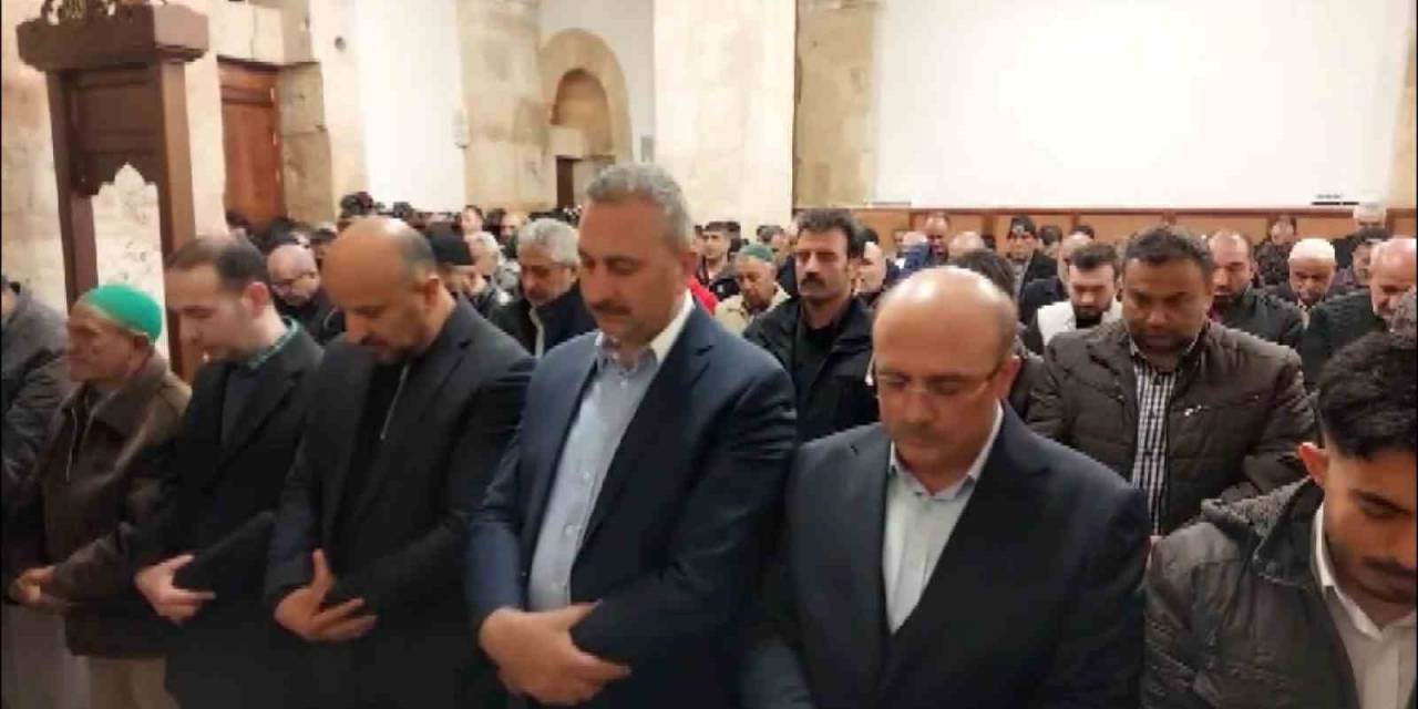 Depremden Sonra Restore Edilen Tarihi Cami İlk Teravihle İbadete Açıldı