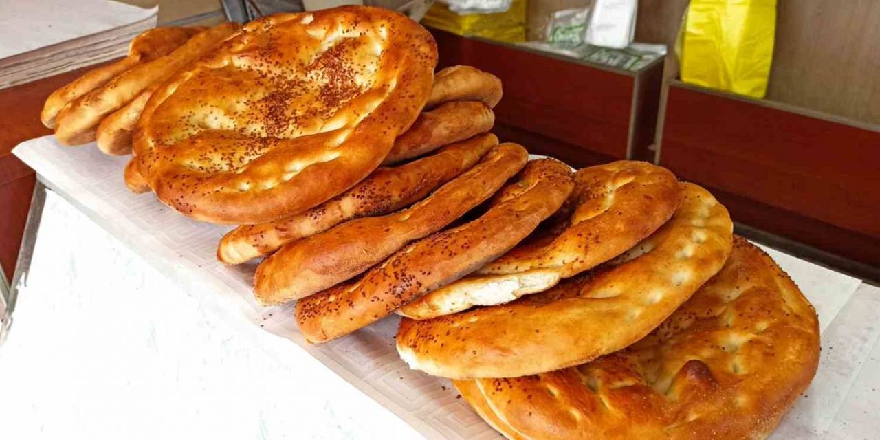 Devrek’te Ramazan Pidesi Vatandaşların Tüketimine Sunulmaya Başlandı