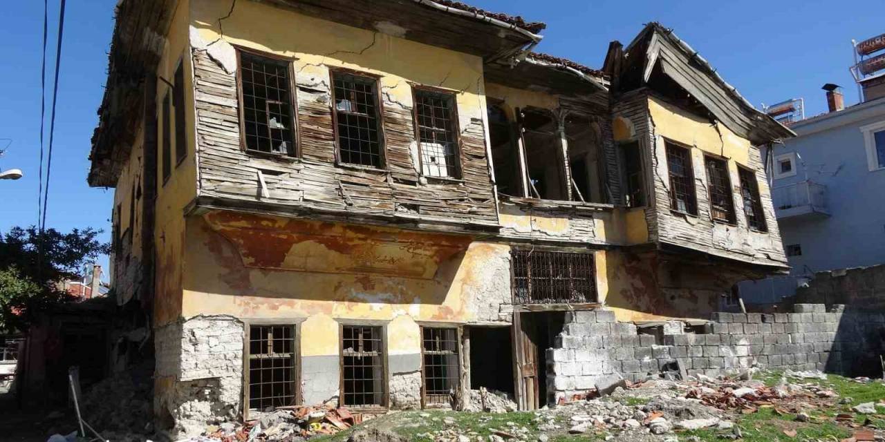 Burdur’da Onlarca Başvuruya Rağmen Tedbir Alınmayan Metruk Bina Tehlike Saçıyor