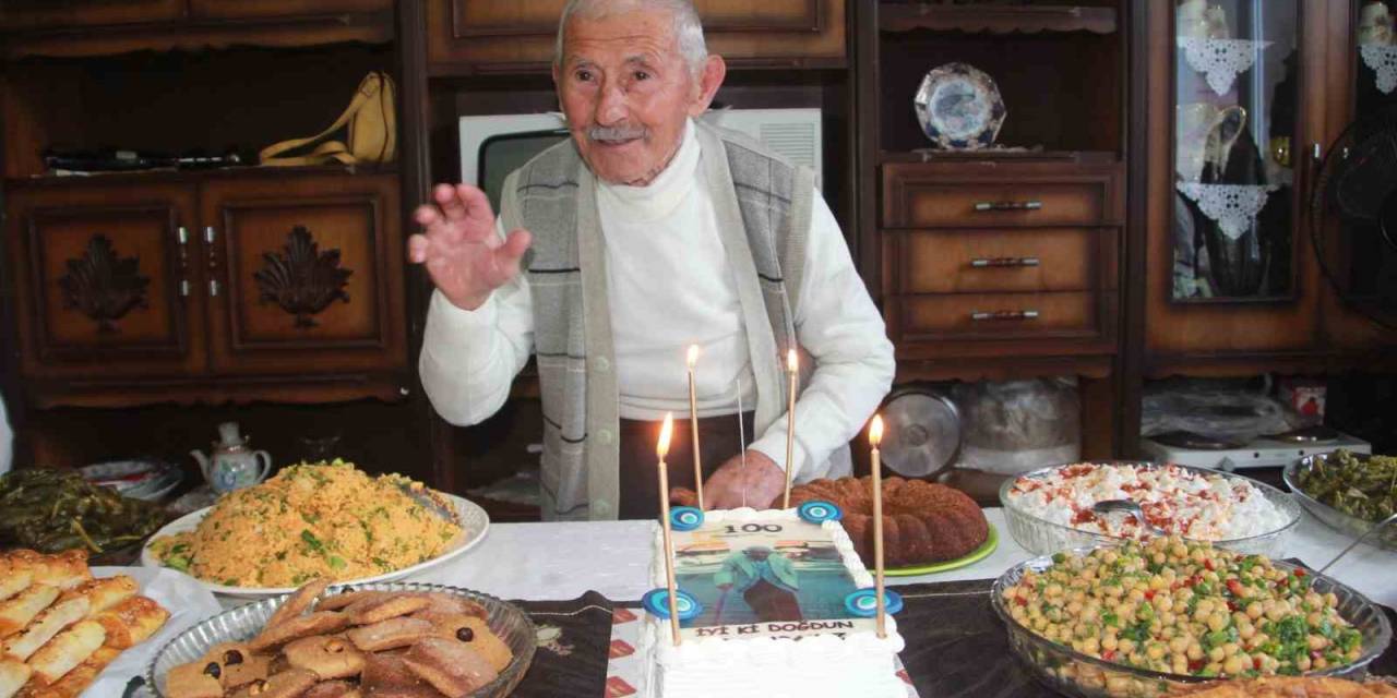 100. Yaşına Pasta Keserek Girdi