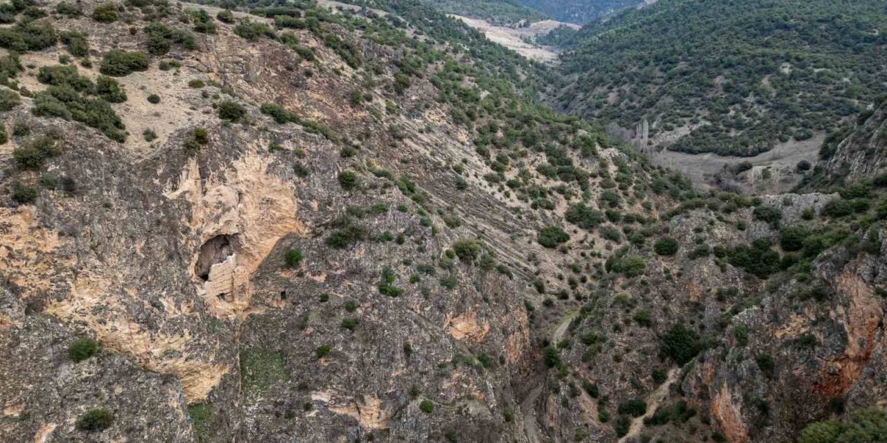 Nuh Tufanında Sığınak Olarak Kullanıldığı İddia Edilen Mağara Keşfedilmeyi Bekliyor