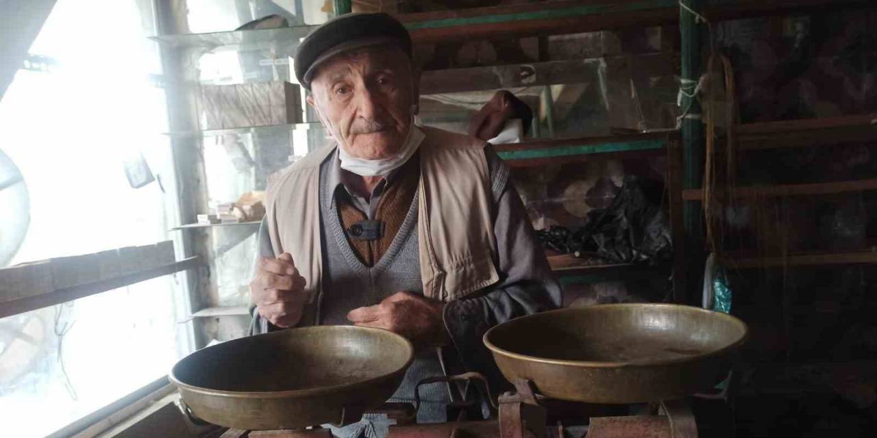 90 Yaşındaki Zekeriya Amca 50 Yıllık Eski Tip Terazisinden Vazgeçmiyor
