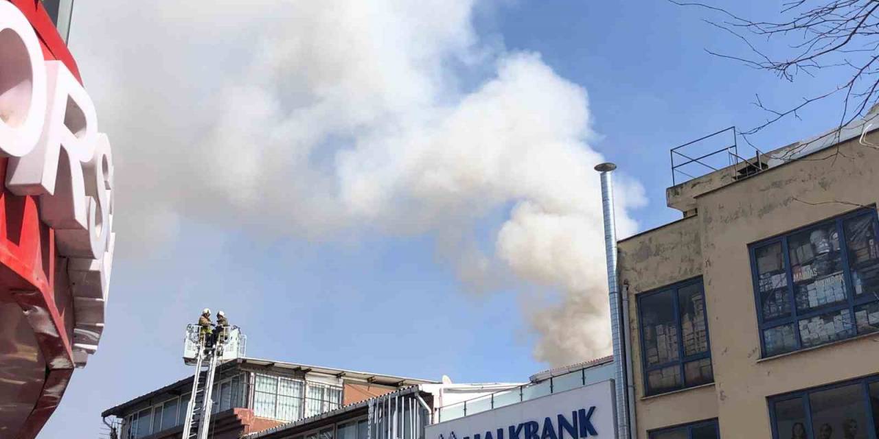 Fatih’te 6 Katlı İş Merkezinin Deposunda Korkutan Yangın