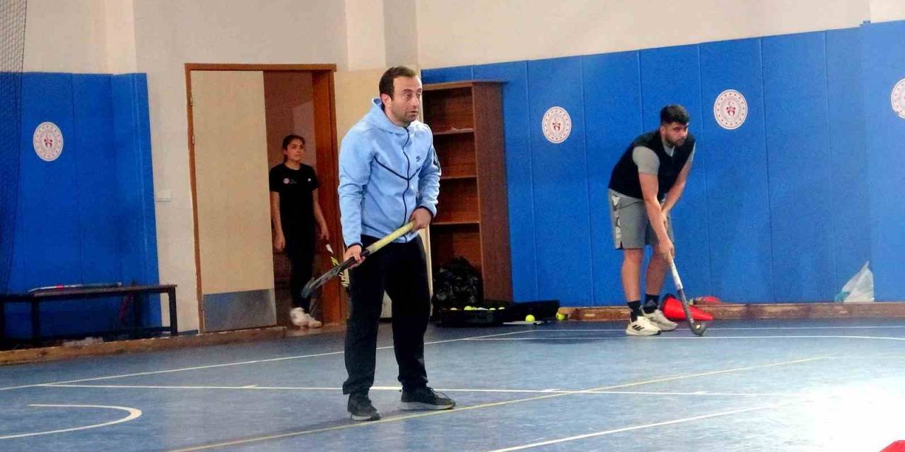 Hem Öğrenci, Hem De Antrenörlük Yapıyor