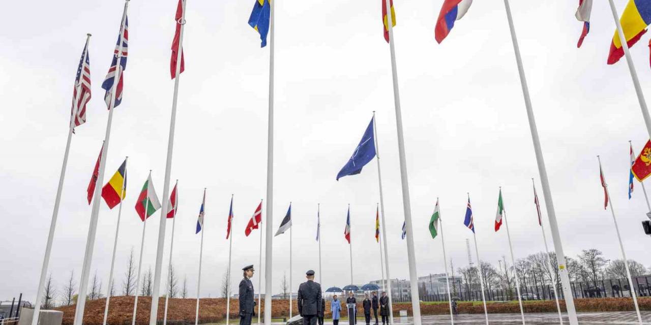 İsveç Bayrağı, Nato Karargahında Göndere Çekildi