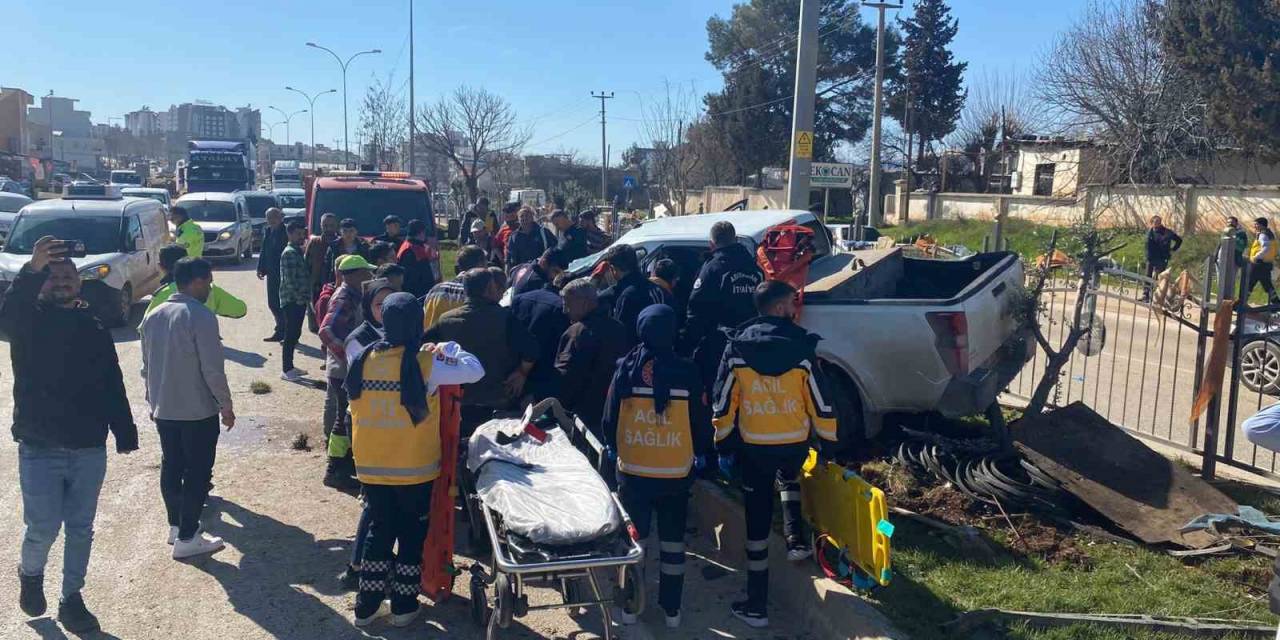 Kontrolden Çıkan Kamyonet Refüje Çıktı: 3 Yaralı