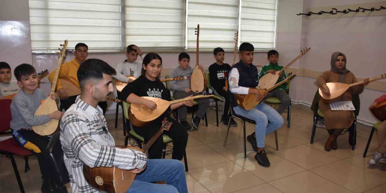 Şahinbey Tesislerinde Bağlama Çalmayı Öğreniyorlar