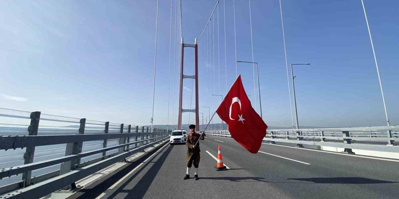 Şehitler İçin Çanakkale’ye Yürüyen Gazi Torunu, Türk Bayrağıyla 1915 Çanakkale Köprüsü’nü Yürüyerek Geçti