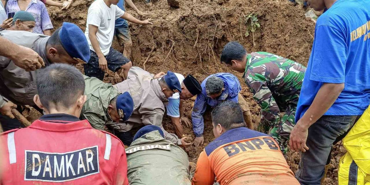 Endonezya’daki Sel Ve Toprak Kaymasında Can Kaybı 26’ya Yükseldi