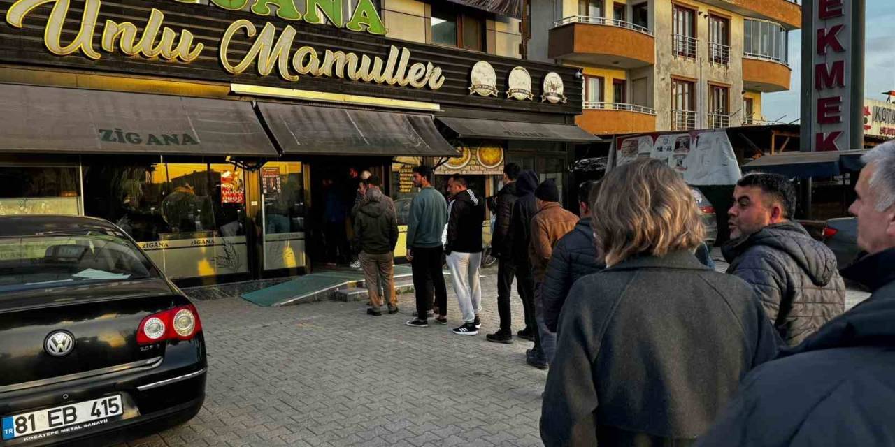 Ramazan’ın İlk Gününde Sıcak Pide Kuyruğu Geleneği Bozulmadı