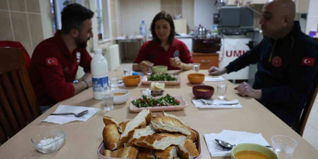 Sağlık Çalışanları İlk İftarlarını Görev Başında Yaptı