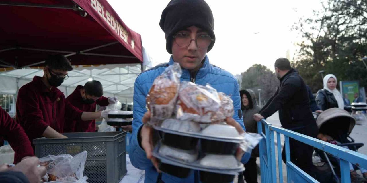 Kırıkkale’de Vatandaşlar İlk Oruçlarını İftar Çadırında Açtı